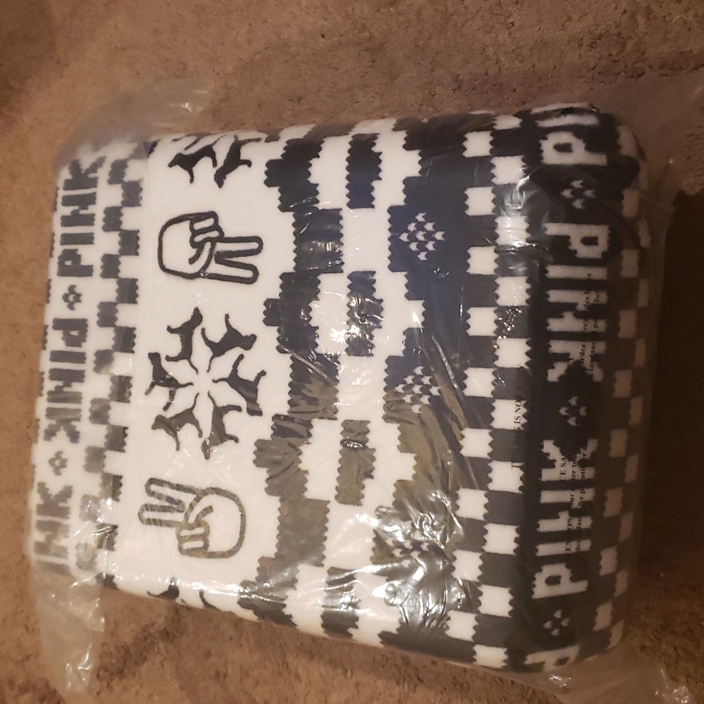 Brand new Victoria's secret PINK....Sherpa Blanket.. black and white - Picture 1 of 3